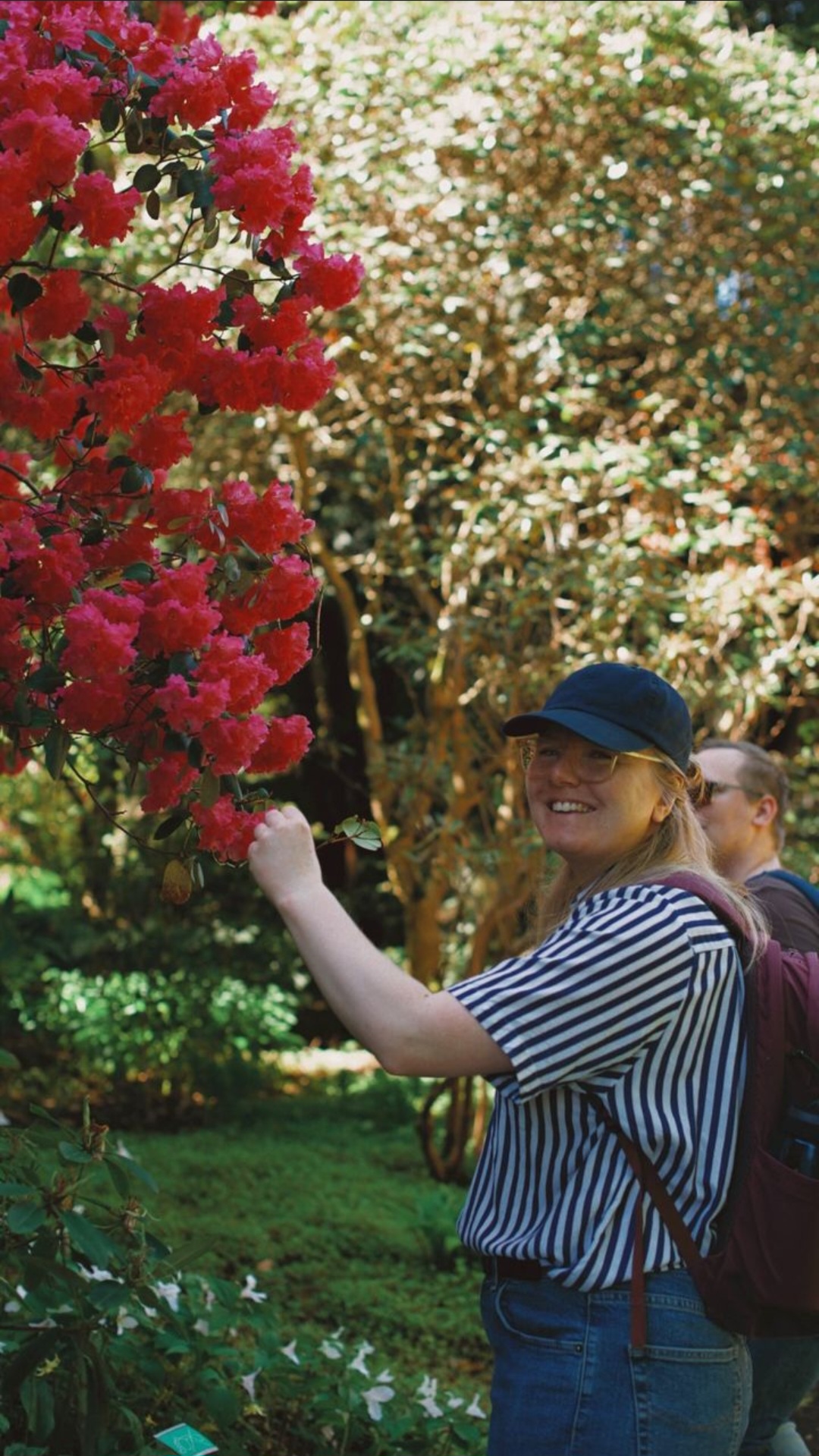 Illustratören Frida Hagman i en park i Karlstad