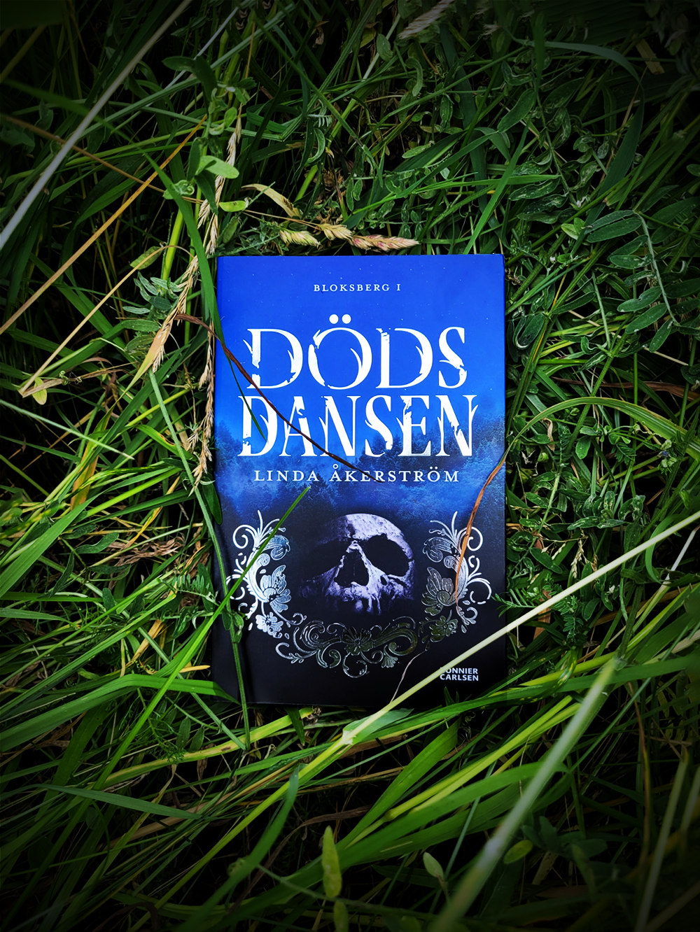 Omslaget till boken Dödsdansen av Linda Åkerström, av Frida Hagman