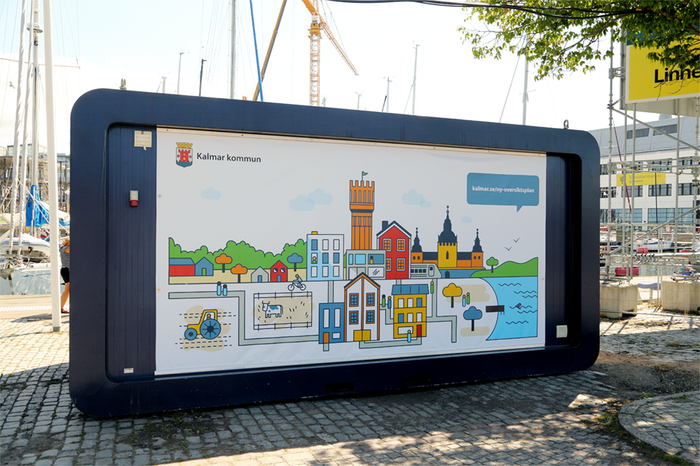 Informationshub med en illustration på sidan som visar Kalmars ikoniska byggnader